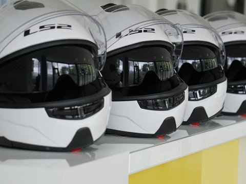 Easy Fahrschule Pino D'Alessandro - Motorradhelme zu Verfügung